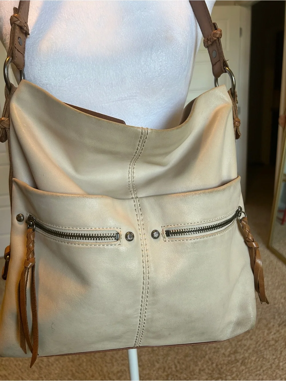The Sak Ashland Leather Bucket Hobo Shoulder Bag Slouchy Boho Coastal Cream